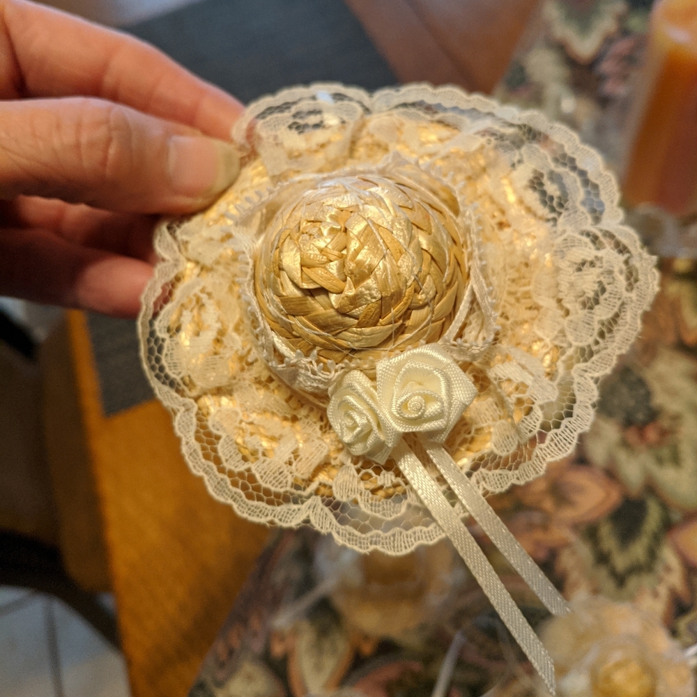 Pretty set of 6 handmade lace bonnet magnetic or hanging party favors - Picture 2 of 4
